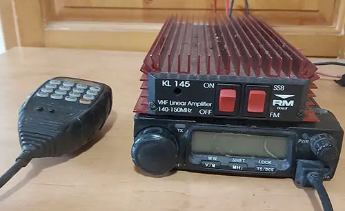 Are all the CB radios connected with the amplifier for enhancing power
